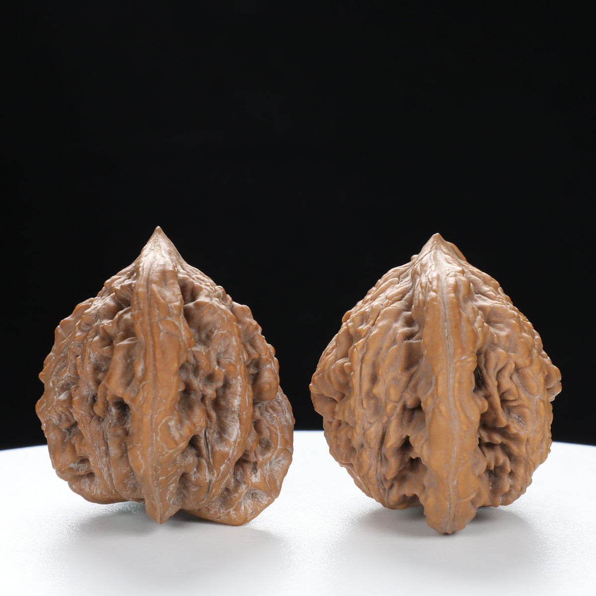 “Si Zuo Lou” Auspicious Bat-Shaped Sizhoulou Lion Head Wenwan Walnuts Pair | Size:44L*29W*33H | UPI:UR-00129
