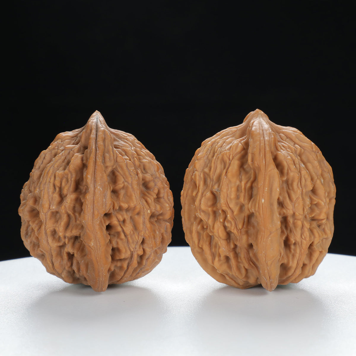 "Wheat Ear Tiger" Traditional entry level Wenwan Walnuts Pair | Size:38L*36W*40H | UPI:UR-00007