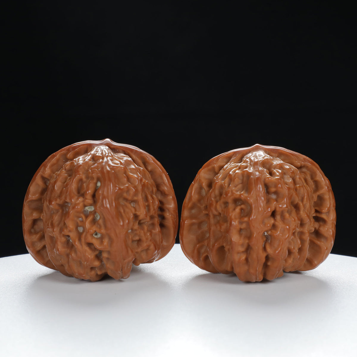 "White Lion's Head" Refined entry level Wenwan Walnuts Pair | Size:41L*43W*34H | UPI:UR-00012