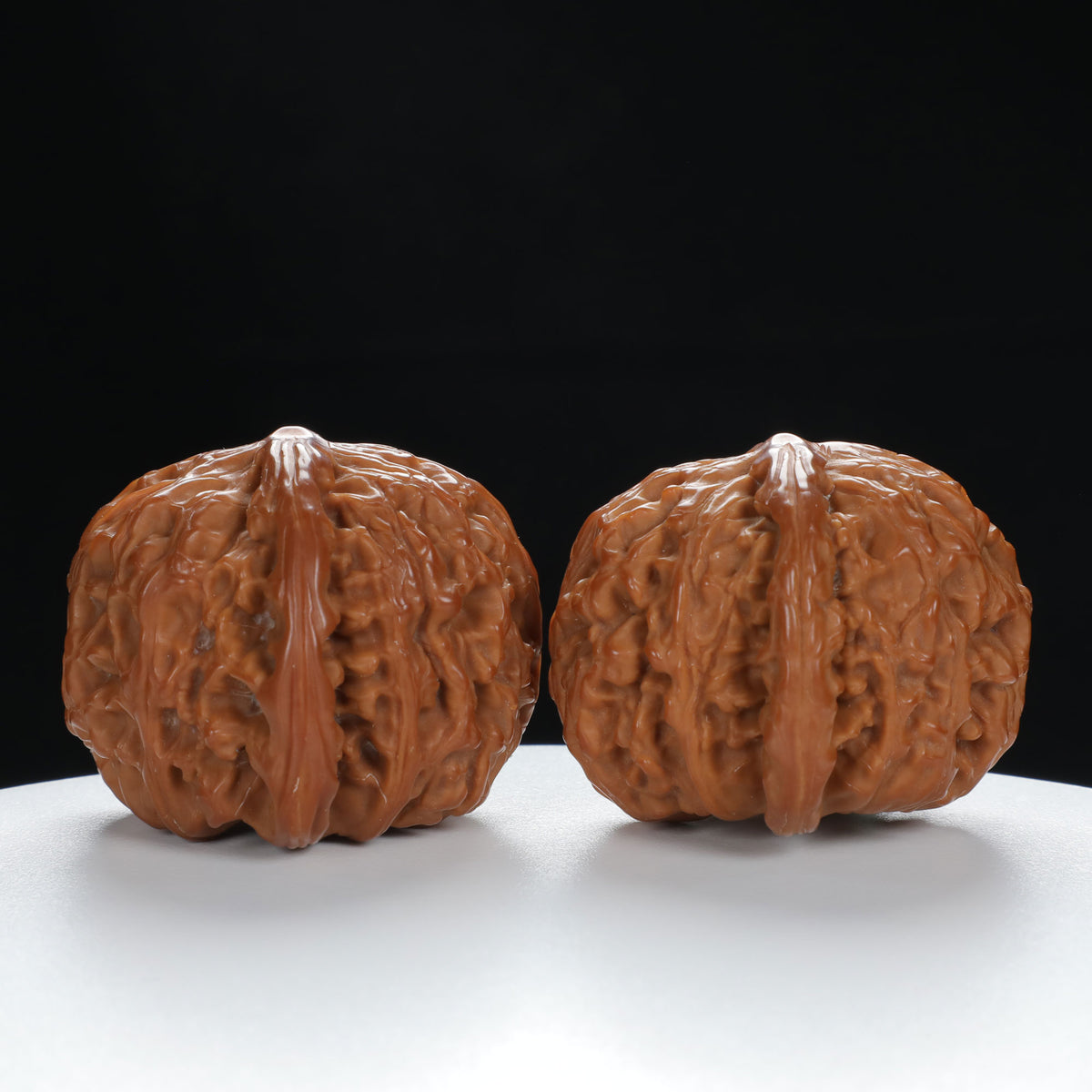 "White Lion's Head" Refined entry level Wenwan Walnuts Pair | Size:41L*43W*34H | UPI:UR-00012