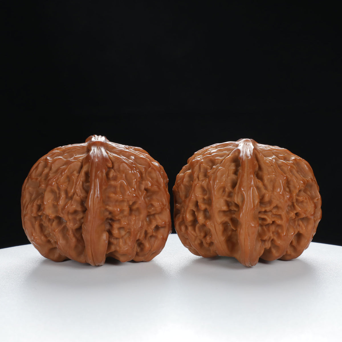 "White Lion's Head" Refined entry level Wenwan Walnuts Pair | Size:41L*43W*34H | UPI:UR-00012