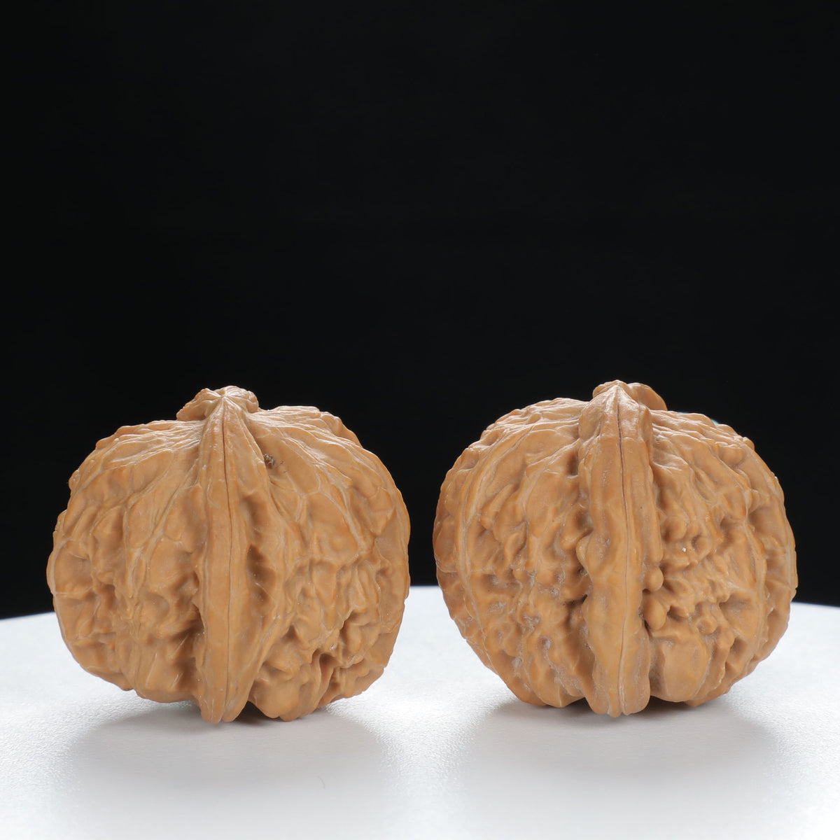 "White Lion's Head" Curated entry level Wenwan Walnuts Pair | Size:34L*33W*29H | UPI:UR-00017