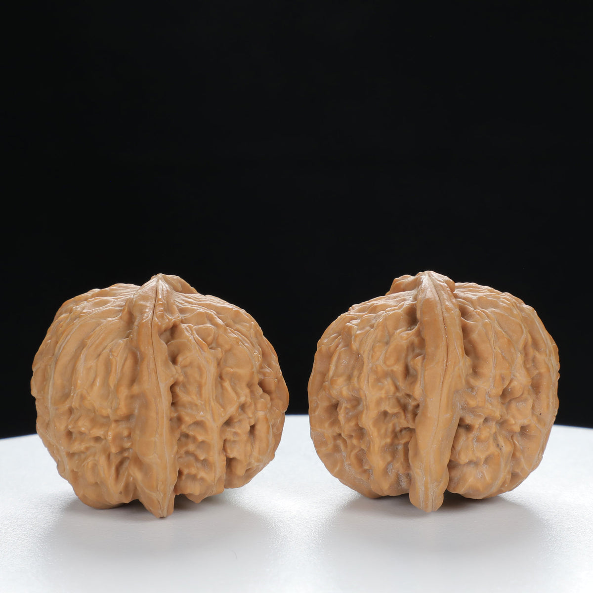 "White Lion's Head" Curated entry level Wenwan Walnuts Pair | Size:34L*33W*29H | UPI:UR-00017