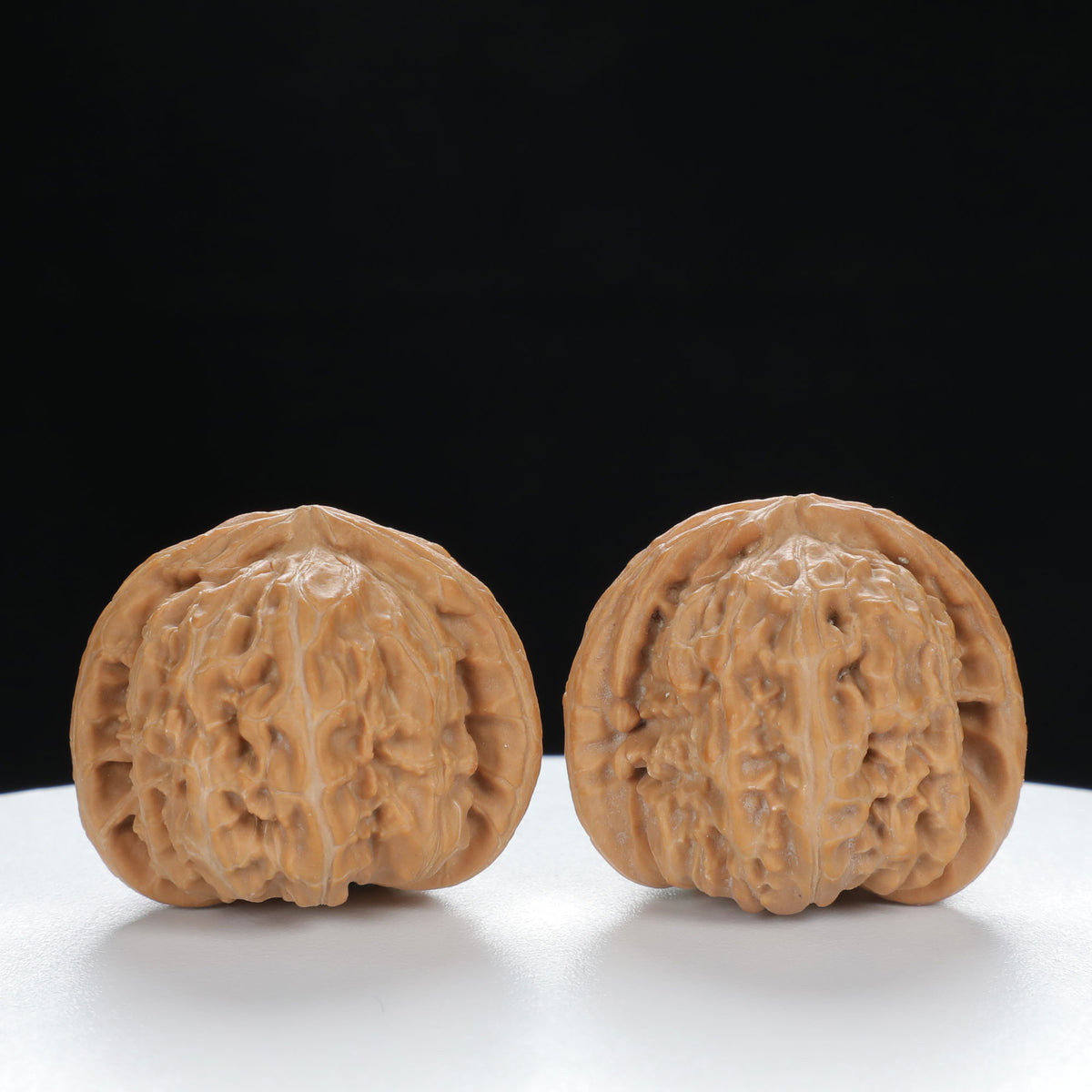 "White Lion's Head" Curated entry level Wenwan Walnuts Pair | Size:34L*33W*29H | UPI:UR-00017