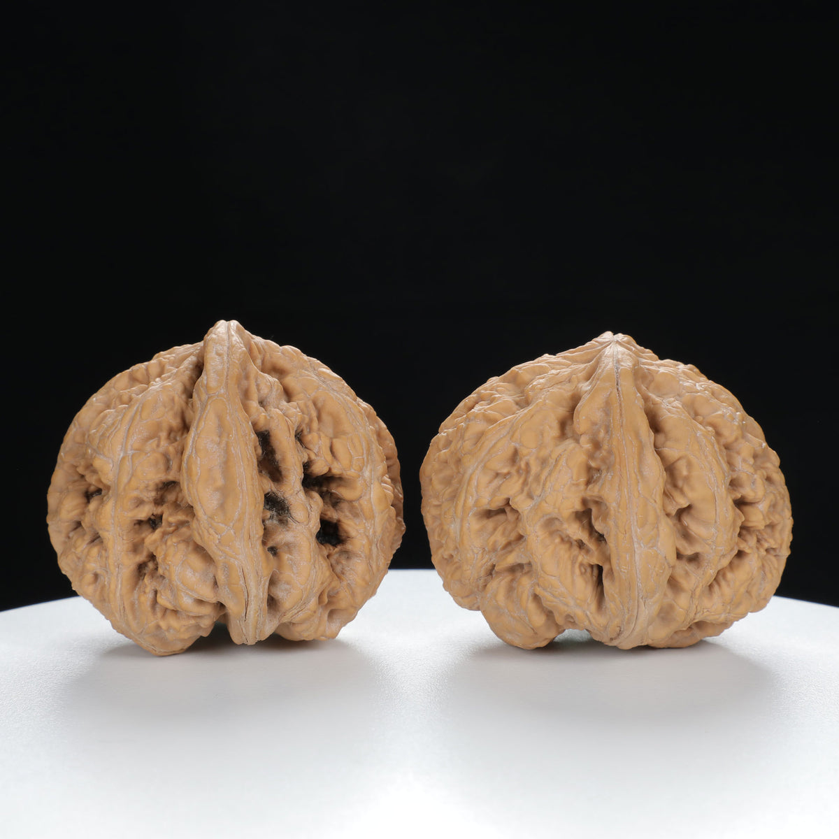 "Si Zuo Lou" Essential entry level Wenwan Walnuts Pair | Size:42L*46W*41H | UPI:UR-00025
