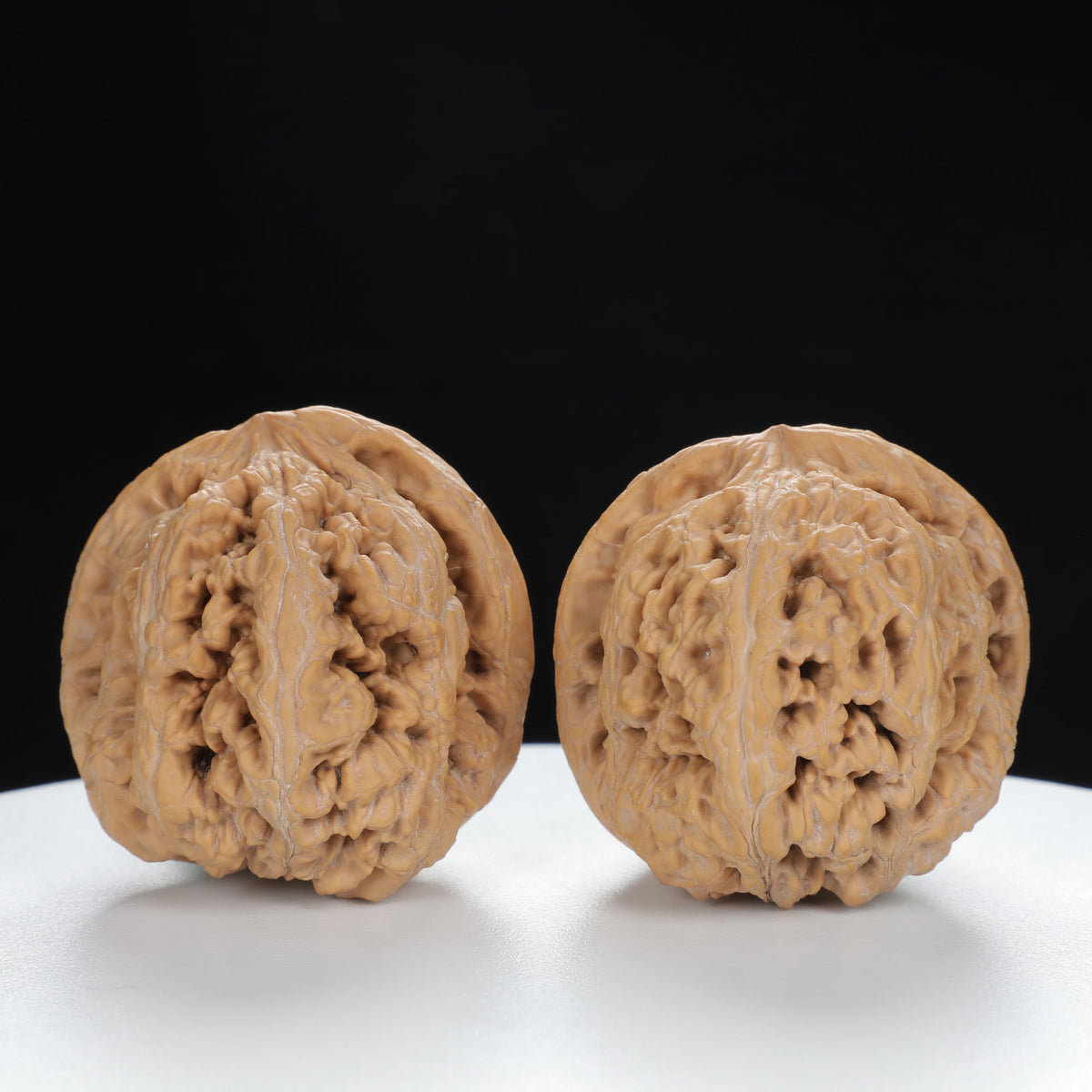 "Si Zuo Lou" Essential entry level Wenwan Walnuts Pair | Size:42L*46W*41H | UPI:UR-00025