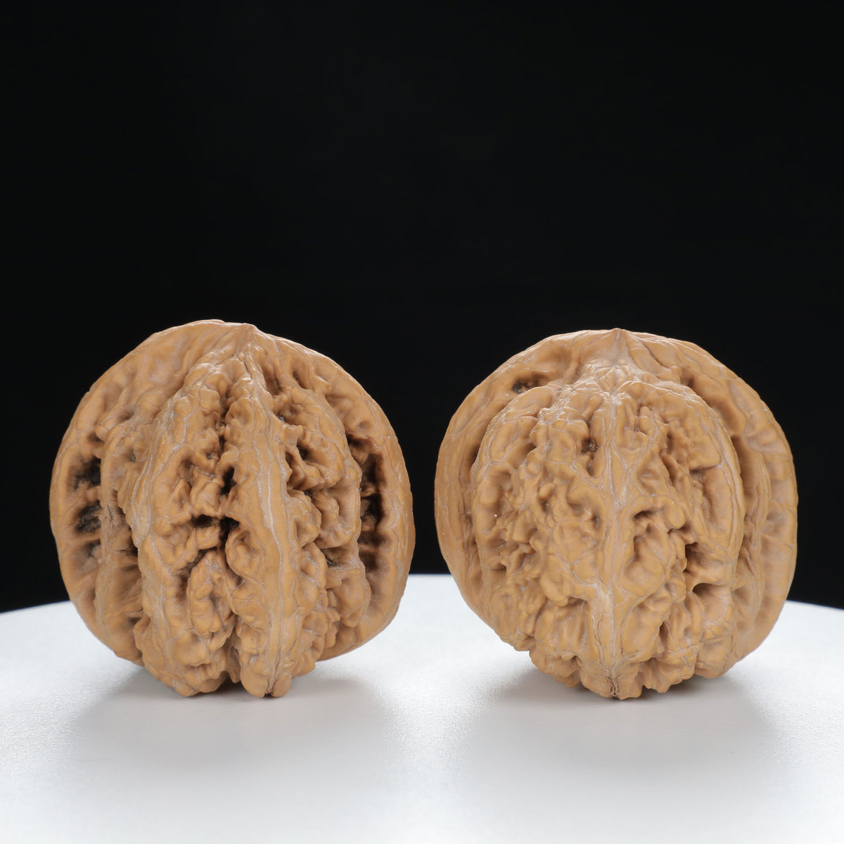 "Si Zuo Lou" Essential entry level Wenwan Walnuts Pair | Size:42L*46W*41H | UPI:UR-00025