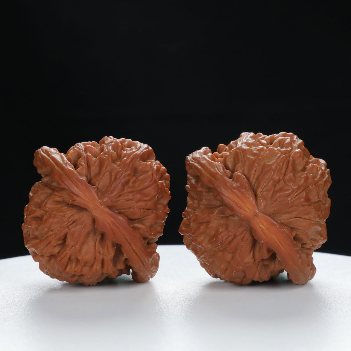 "White Lion's Head" Distinctive entry level Wenwan Walnuts Pair | Size:44L*41W*35H | UPI:UR-00029