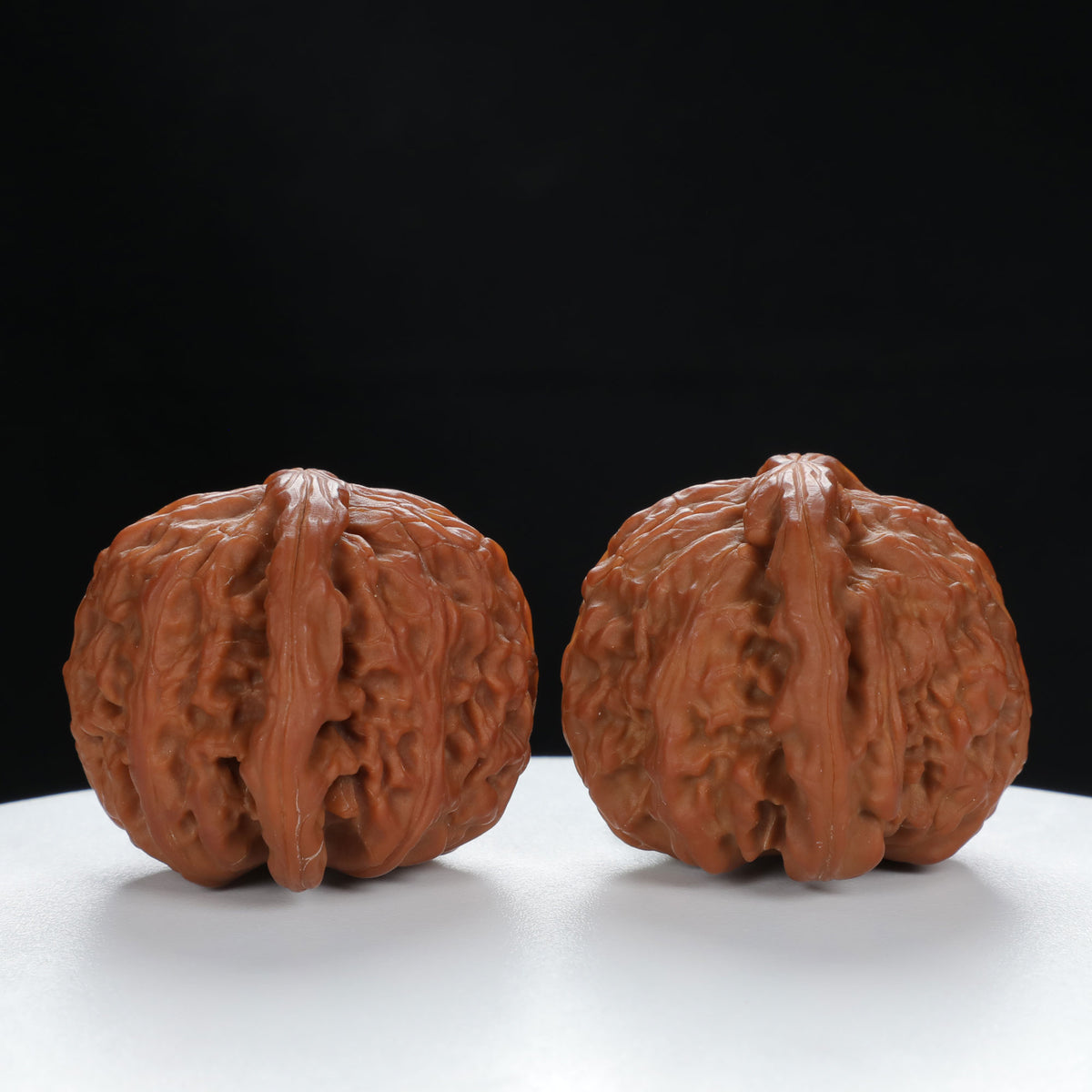 "White Lion's Head" Distinctive entry level Wenwan Walnuts Pair | Size:44L*41W*35H | UPI:UR-00029