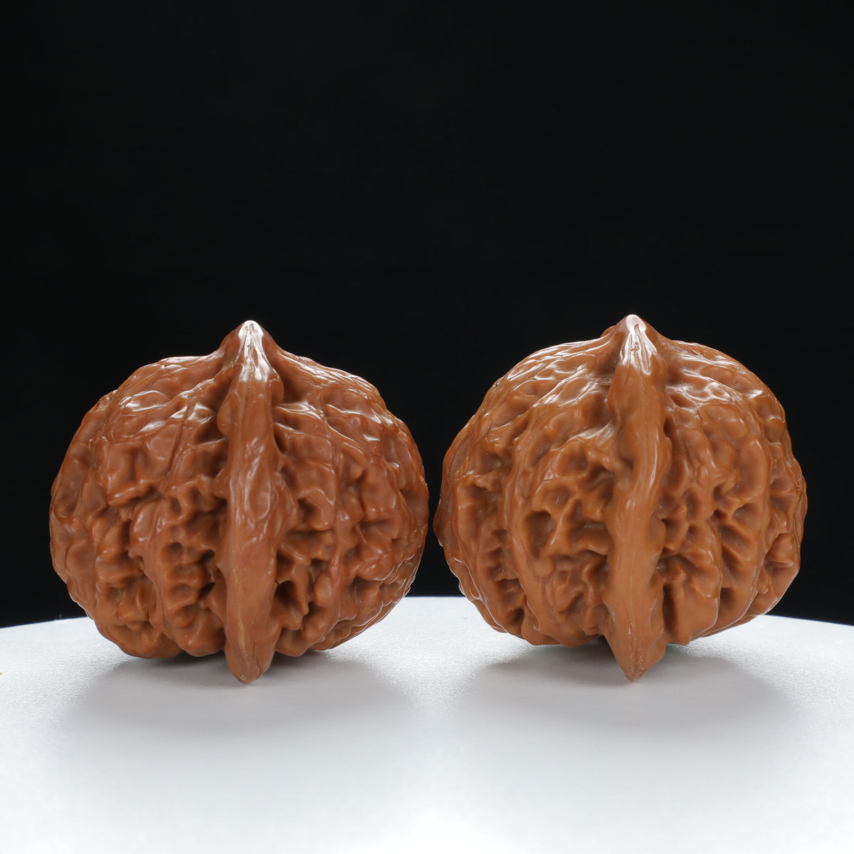 "Palace Lantern" Premium entry level Wenwan Walnuts Pair | Size:42L*38W*35H | UPI:UR-00037