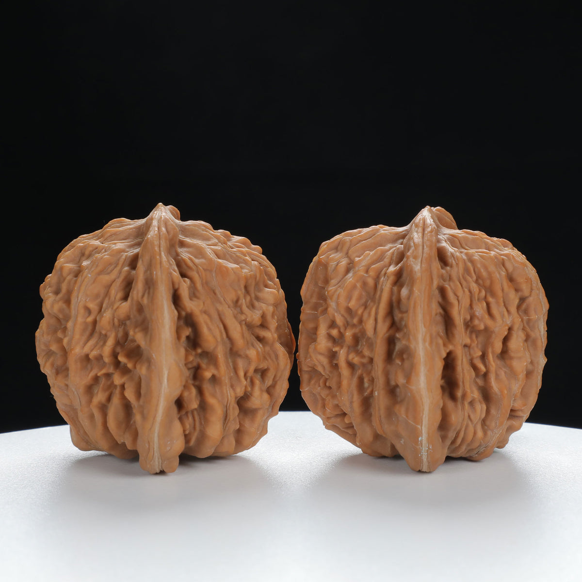 "Si Zuo Lou" Collector's entry level Wenwan Walnuts Pair | Size:41L*37W*37H | UPI:UR-00039