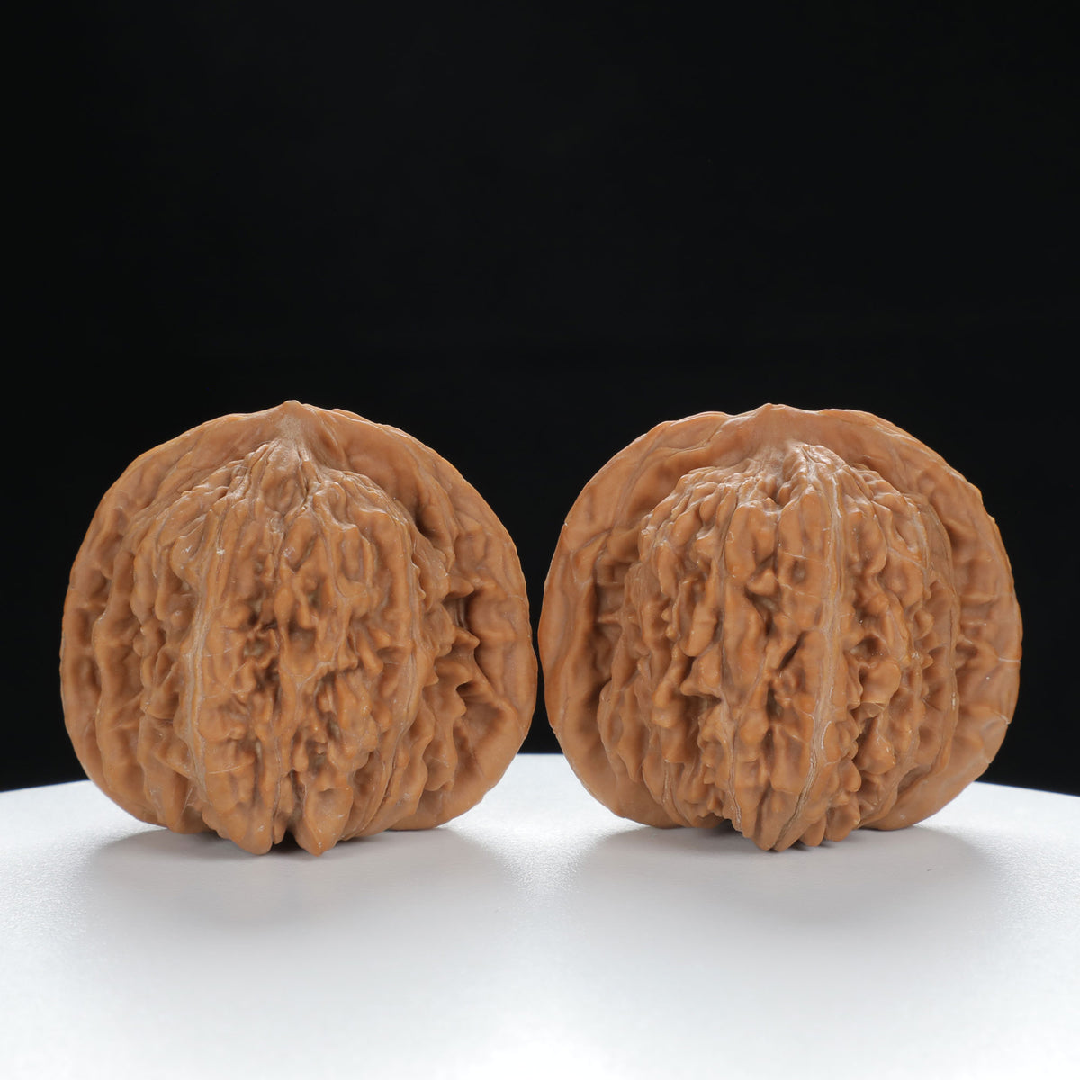 "Si Zuo Lou" Collector's entry level Wenwan Walnuts Pair | Size:41L*37W*37H | UPI:UR-00039