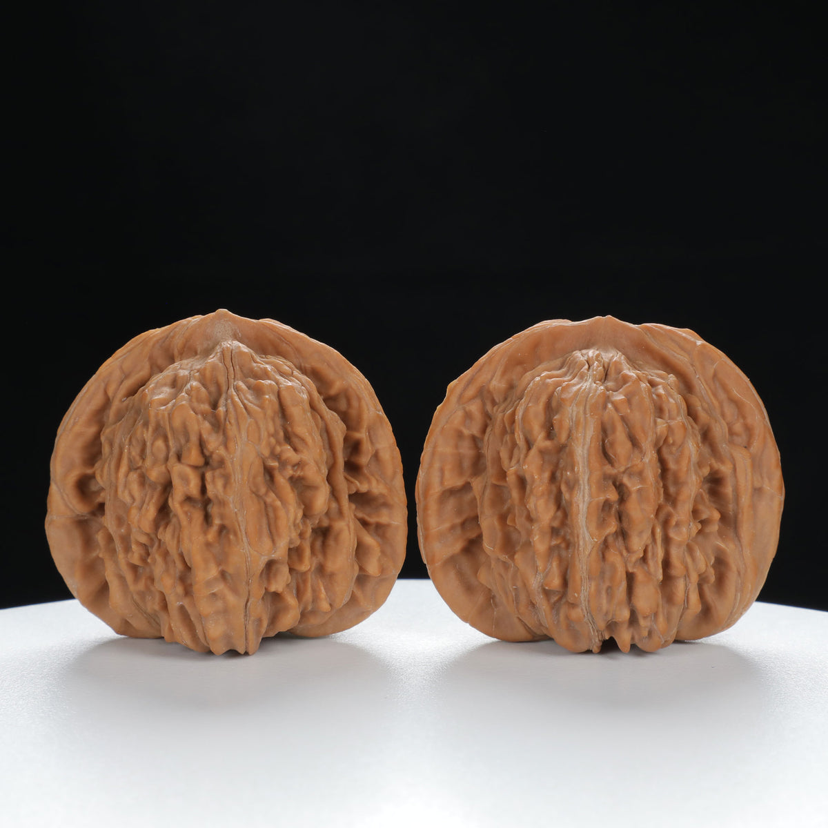 "Si Zuo Lou" Collector's entry level Wenwan Walnuts Pair | Size:41L*37W*37H | UPI:UR-00039