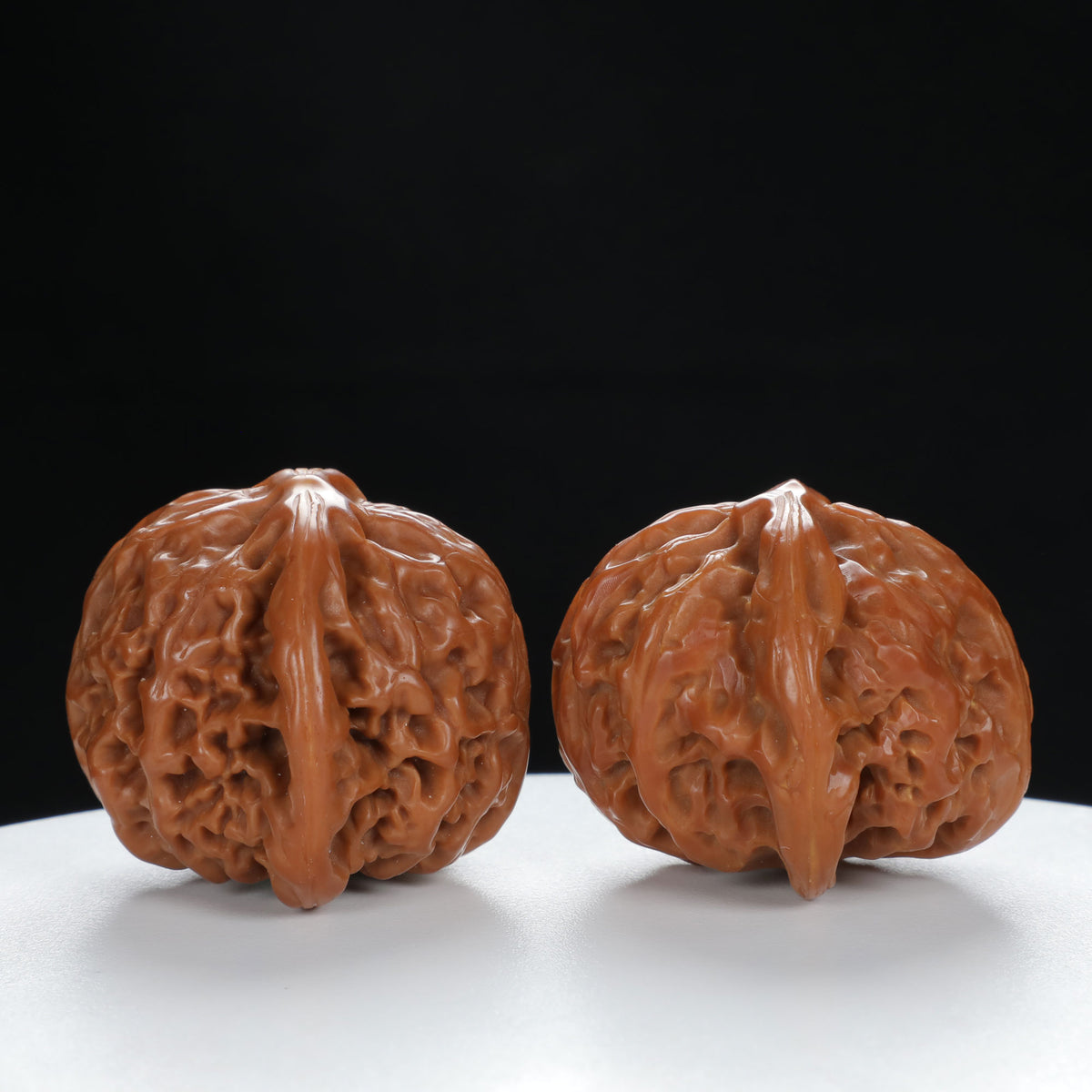"Palace Lantern" Essential entry level Wenwan Walnuts Pair | Size:43L*40W*35H | UPI:UR-00046