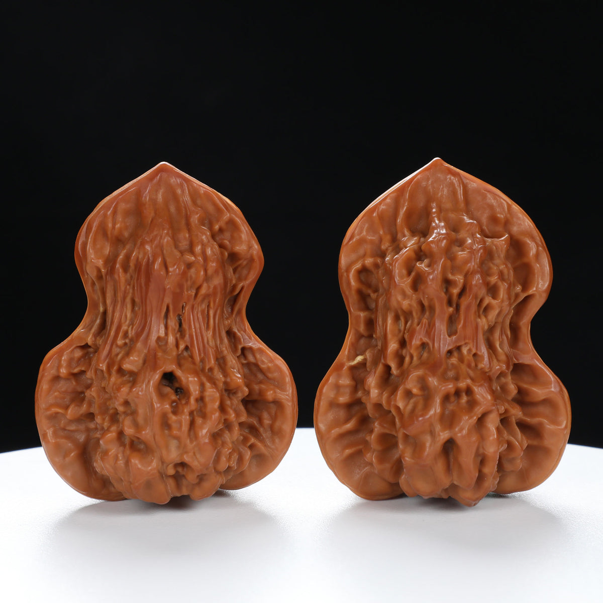 “Gourd” Natural Gourd-Shaped Wenwan Walnuts Pair | Size:39L*38W*50H | UPI:UR-00061