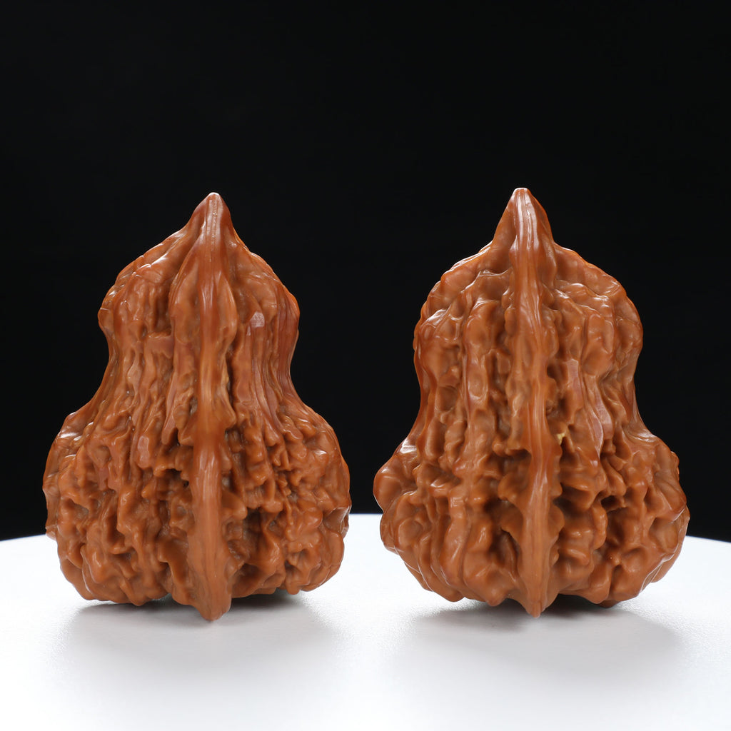 “Gourd” Natural Gourd-Shaped Wenwan Walnuts Pair | Size:39L*38W*50H | UPI:UR-00061