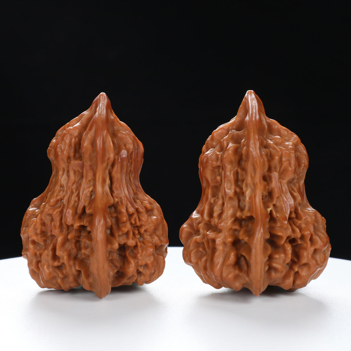 “Gourd” Natural Gourd-Shaped Wenwan Walnuts Pair | Size:39L*38W*50H | UPI:UR-00061