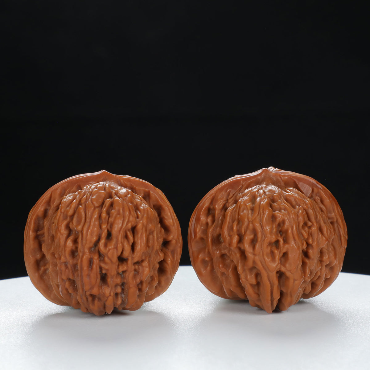 "Si Zuo Lou" Classic entry level Wenwan Walnuts Pair | Size:33L*33W*29H | UPI:UR-00070