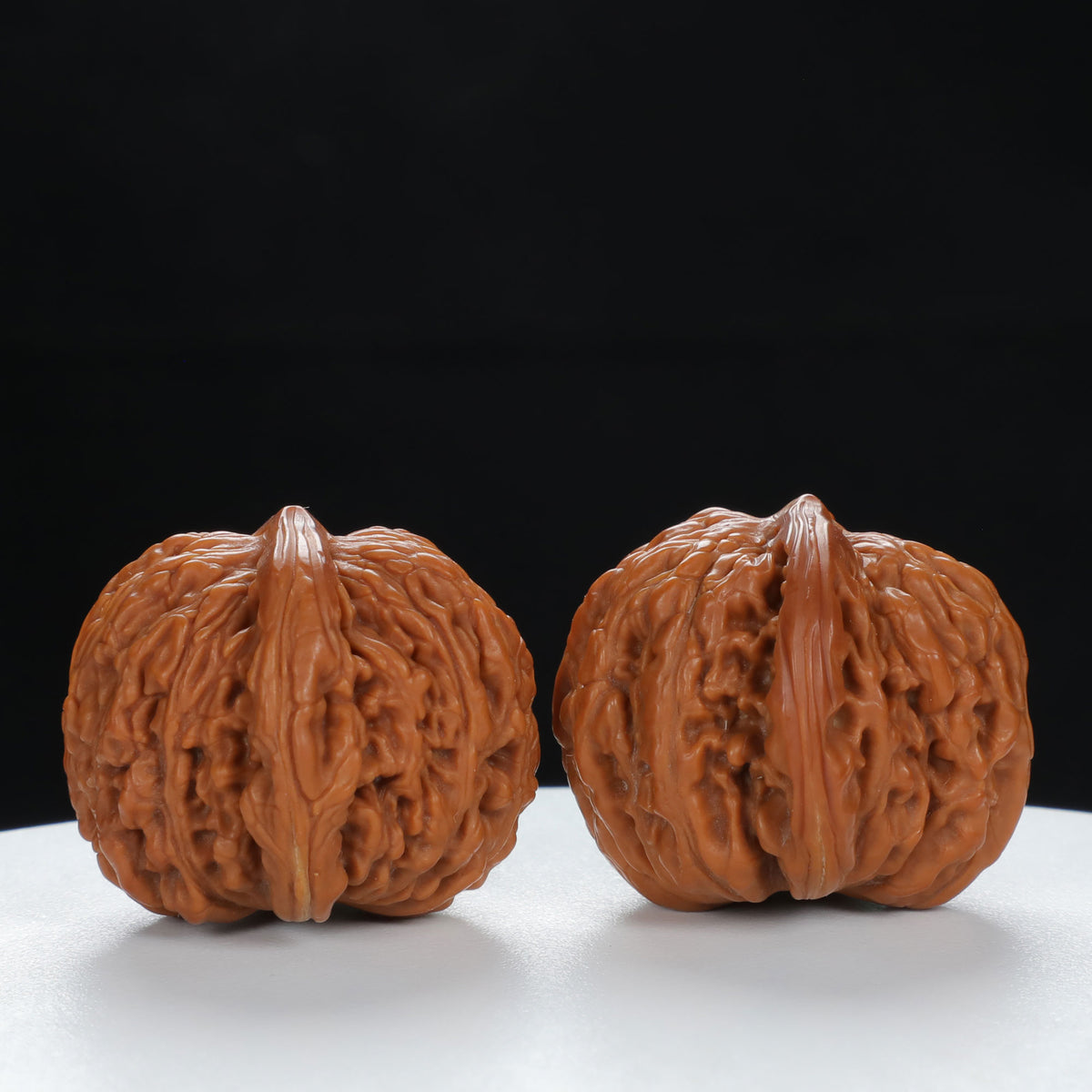 "Si Zuo Lou" Classic entry level Wenwan Walnuts Pair | Size:33L*33W*29H | UPI:UR-00070
