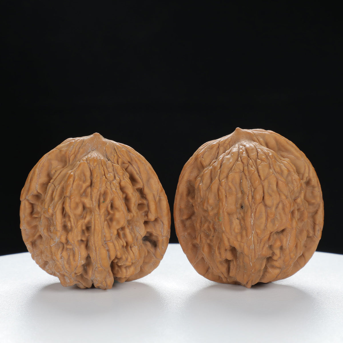 "Wheat Ear Tiger" Traditional entry level Wenwan Walnuts Pair | Size:37L*35W*37H | UPI:UR-00073