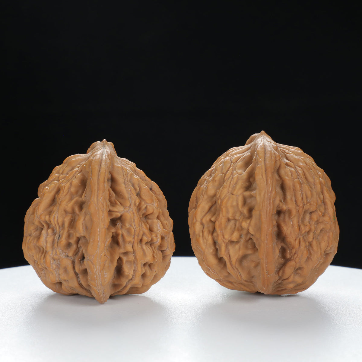 "Wheat Ear Tiger" Traditional entry level Wenwan Walnuts Pair | Size:37L*35W*37H | UPI:UR-00073