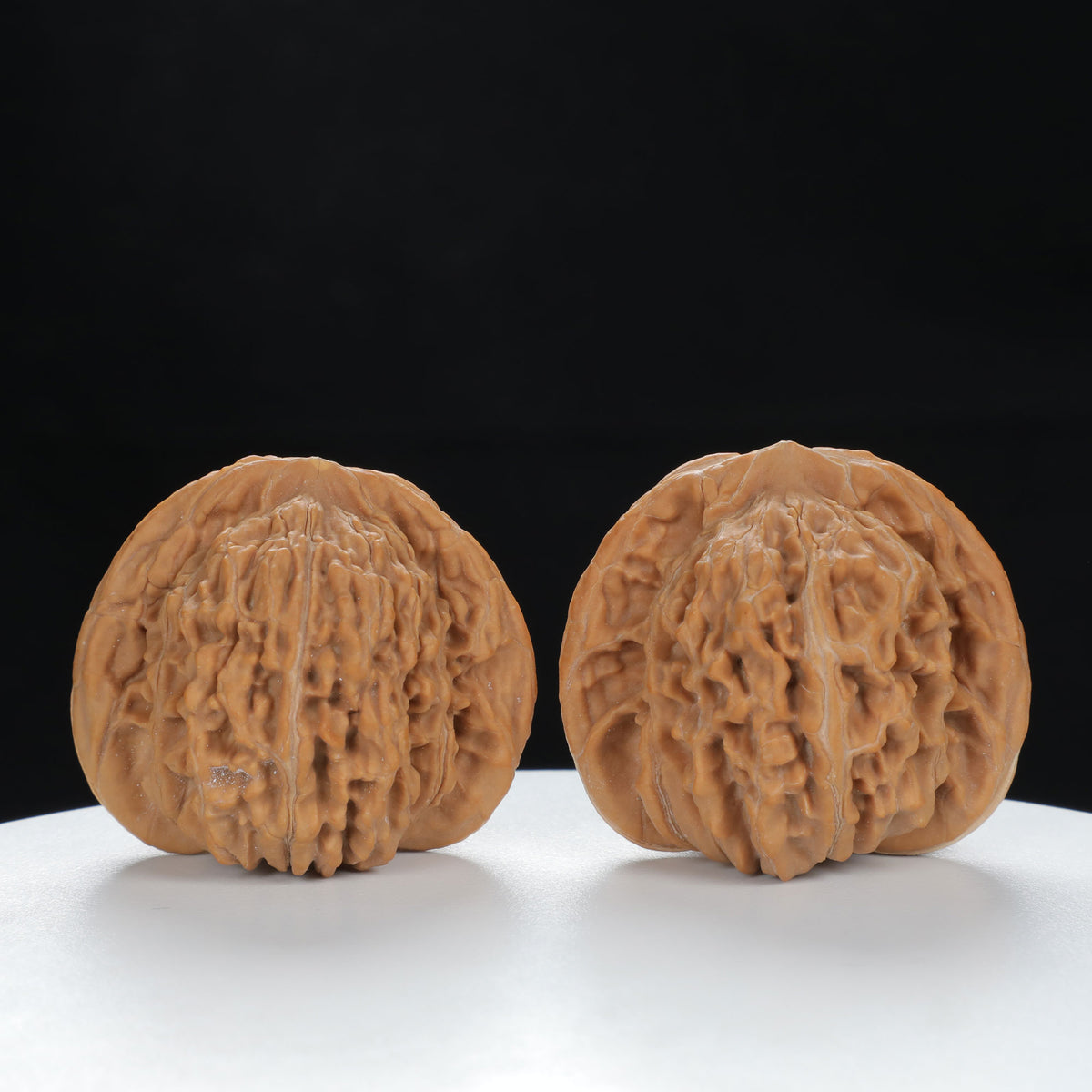 "Si Zuo Lou" Distinctive entry level Wenwan Walnuts Pair | Size:45L*41W*39H | UPI:UR-00077