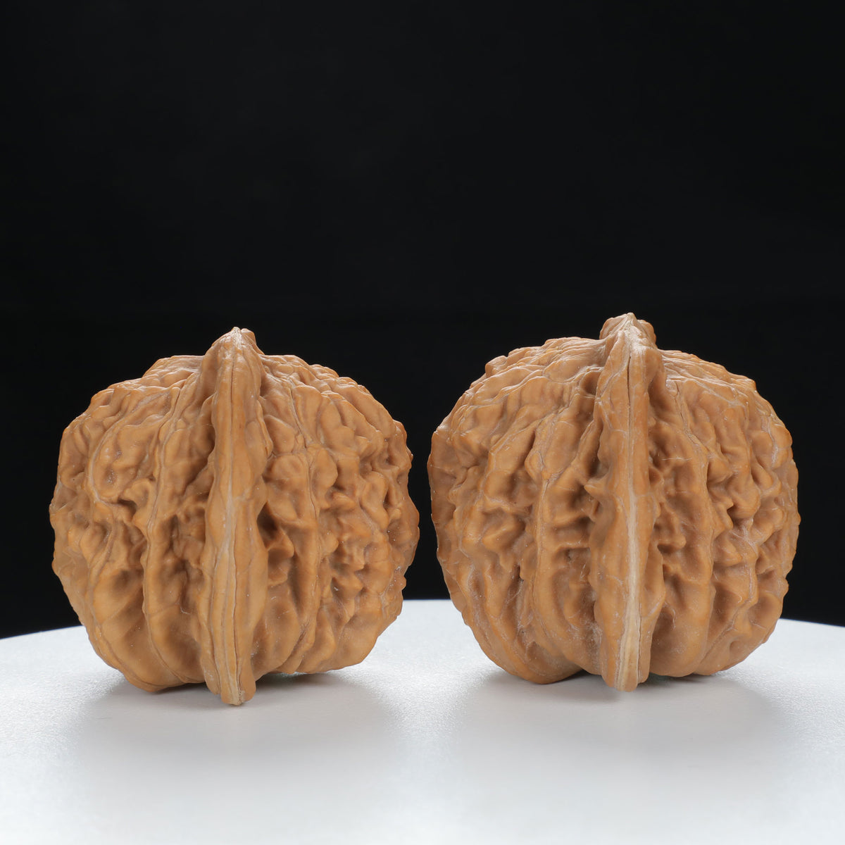 "Si Zuo Lou" Distinctive entry level Wenwan Walnuts Pair | Size:45L*41W*39H | UPI:UR-00077