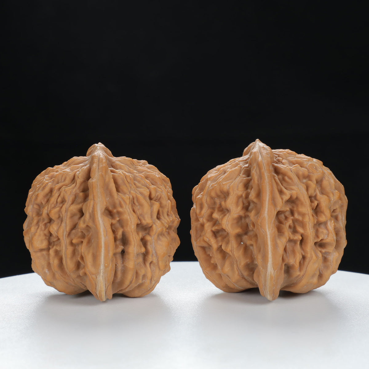 "Si Zuo Lou" Distinctive entry level Wenwan Walnuts Pair | Size:45L*41W*39H | UPI:UR-00077
