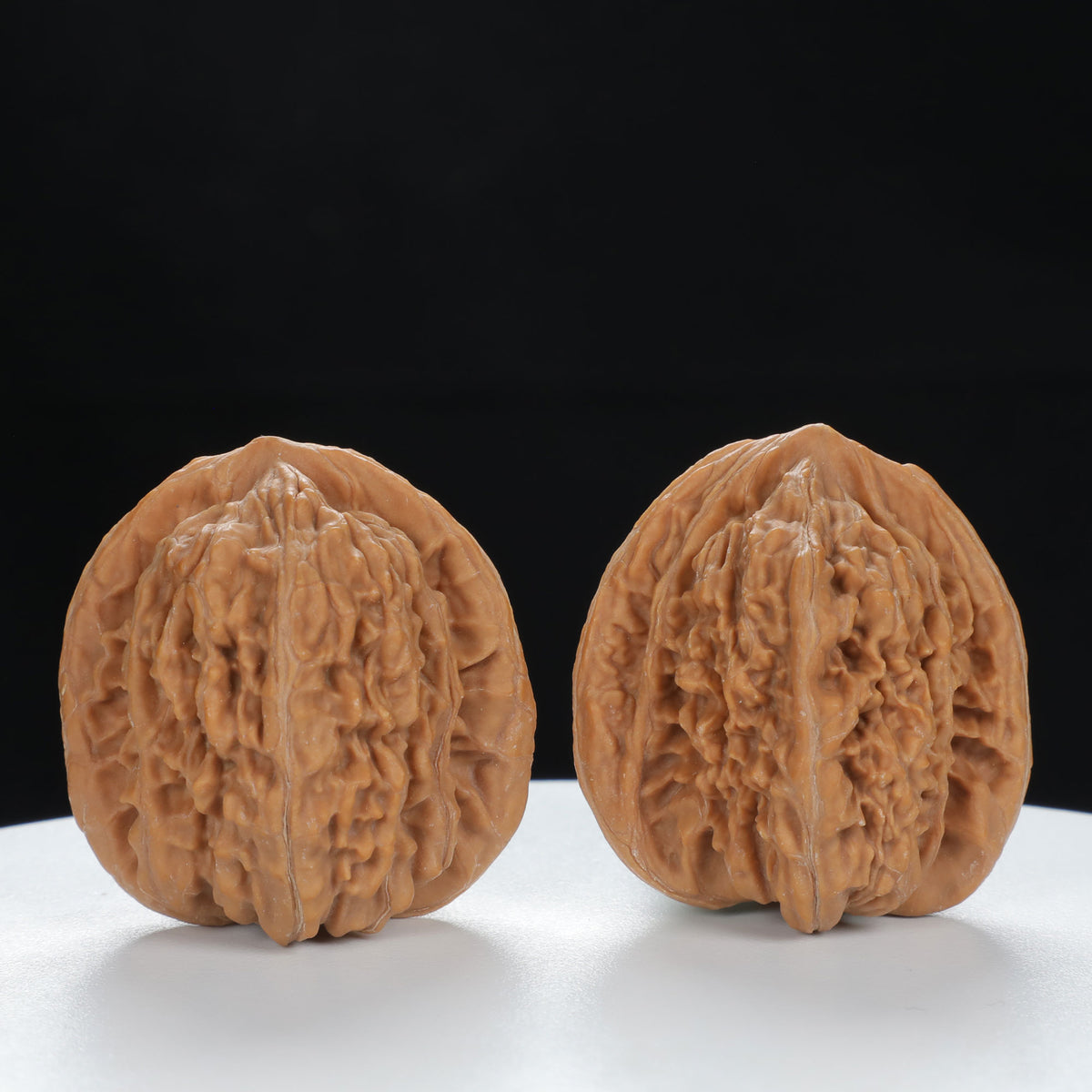 "Si Zuo Lou" Elegant entry level Wenwan Walnuts Pair | Size:37L*34W*39H | UPI:UR-00081