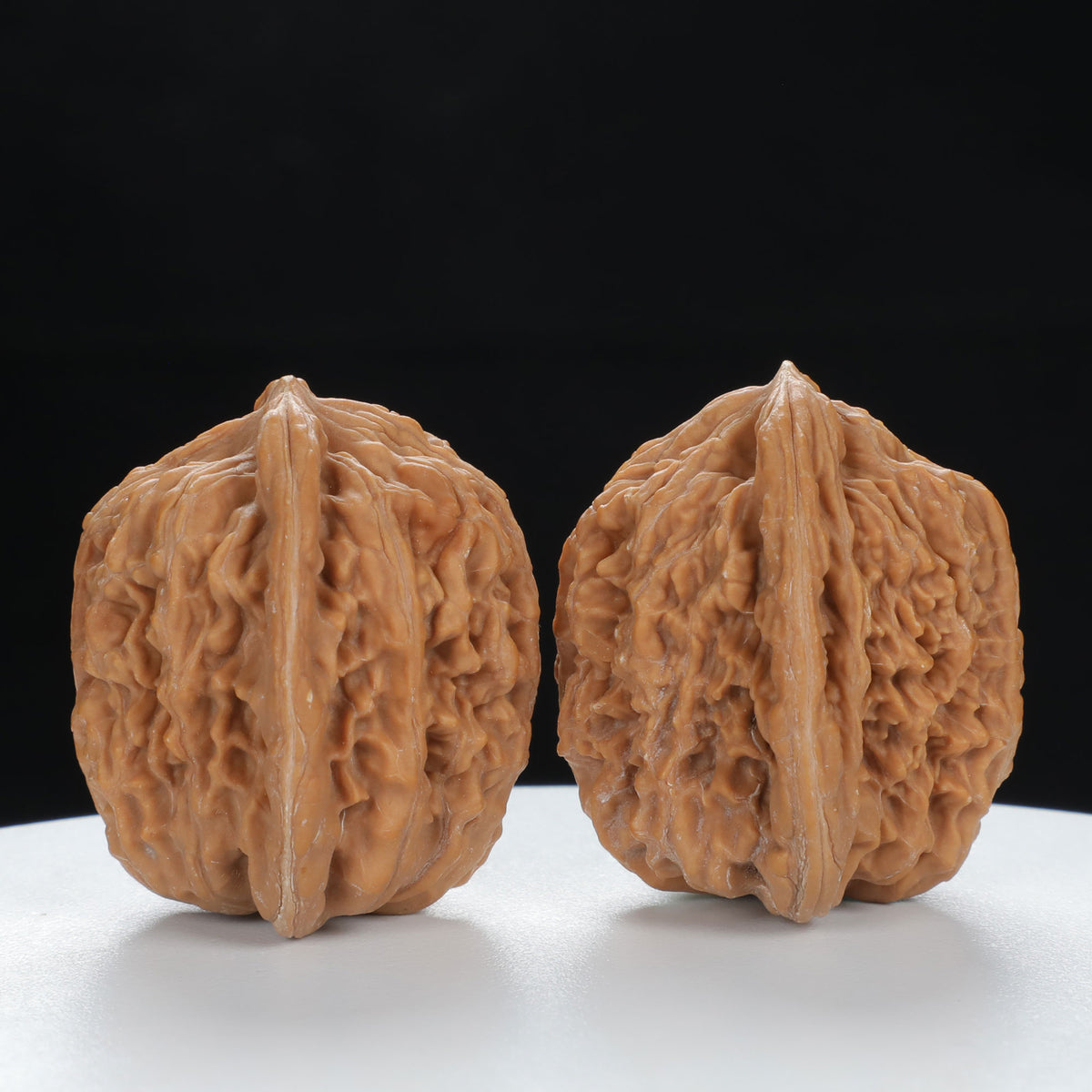 "Si Zuo Lou" Elegant entry level Wenwan Walnuts Pair | Size:37L*34W*39H | UPI:UR-00081