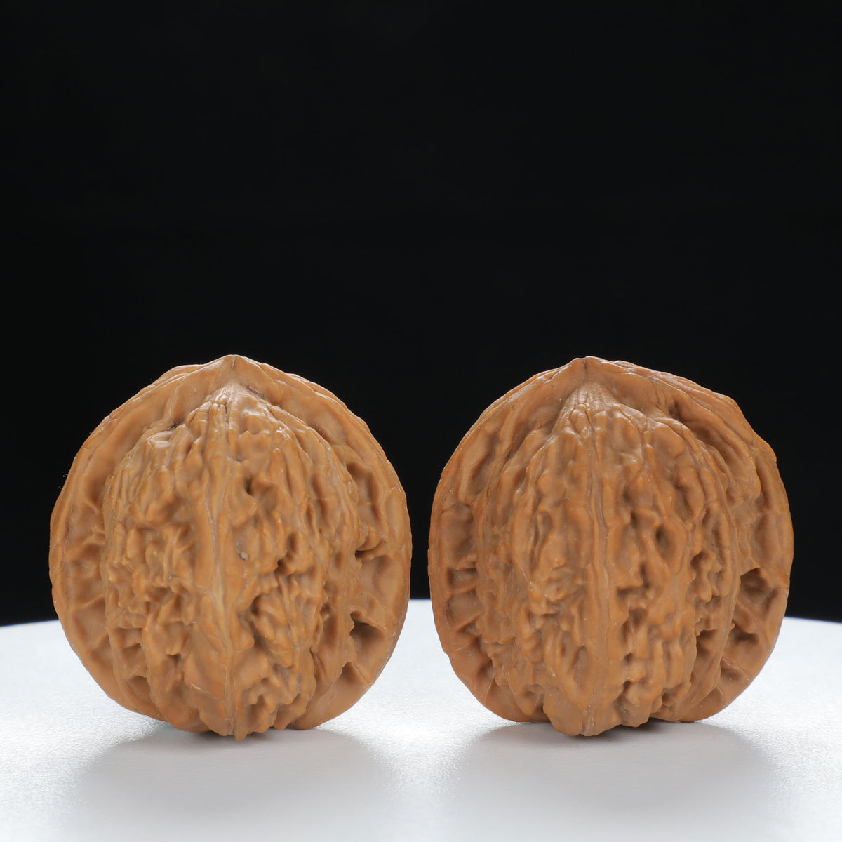 "Lion's Head" Vintage-style entry level Wenwan Walnuts Pair | Size:31L*31W*32H | UPI:UR-00086