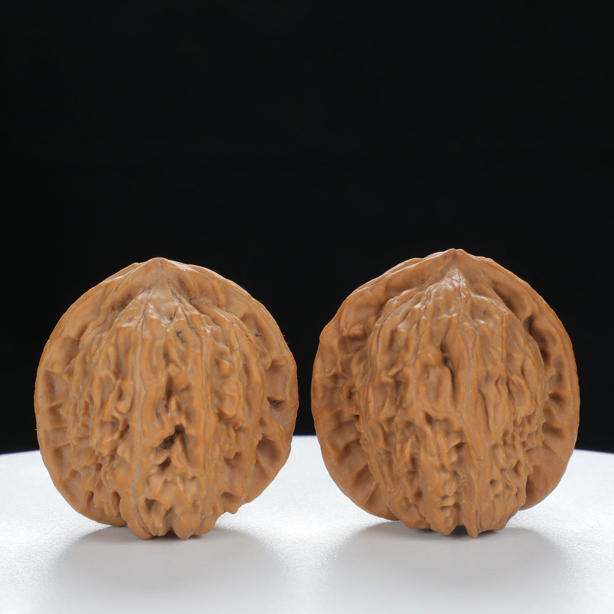 "Lion's Head" Vintage-style entry level Wenwan Walnuts Pair | Size:31L*31W*32H | UPI:UR-00086