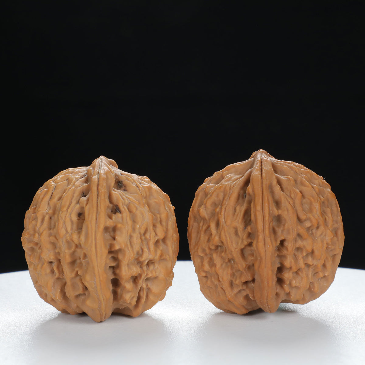 "Lion's Head" Vintage-style entry level Wenwan Walnuts Pair | Size:31L*31W*32H | UPI:UR-00086
