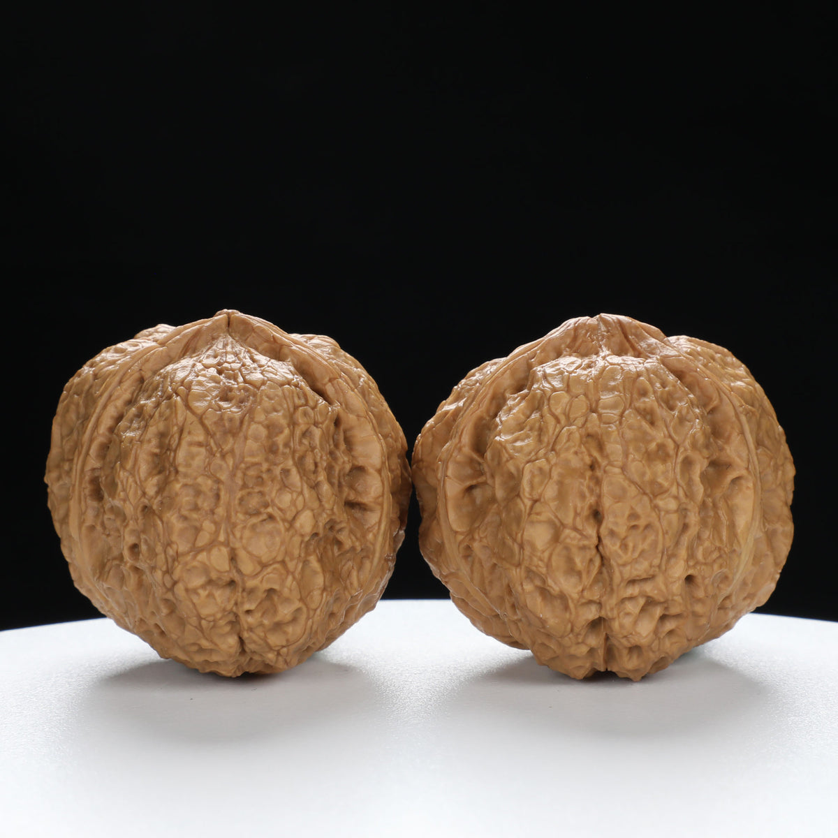 “Three-Ridged” Collector's Y-Form Onigiri Toad Head Triple-Ridge Wenwan Walnuts Pair | Size:38L*37W*35H | UPI:UR-00114