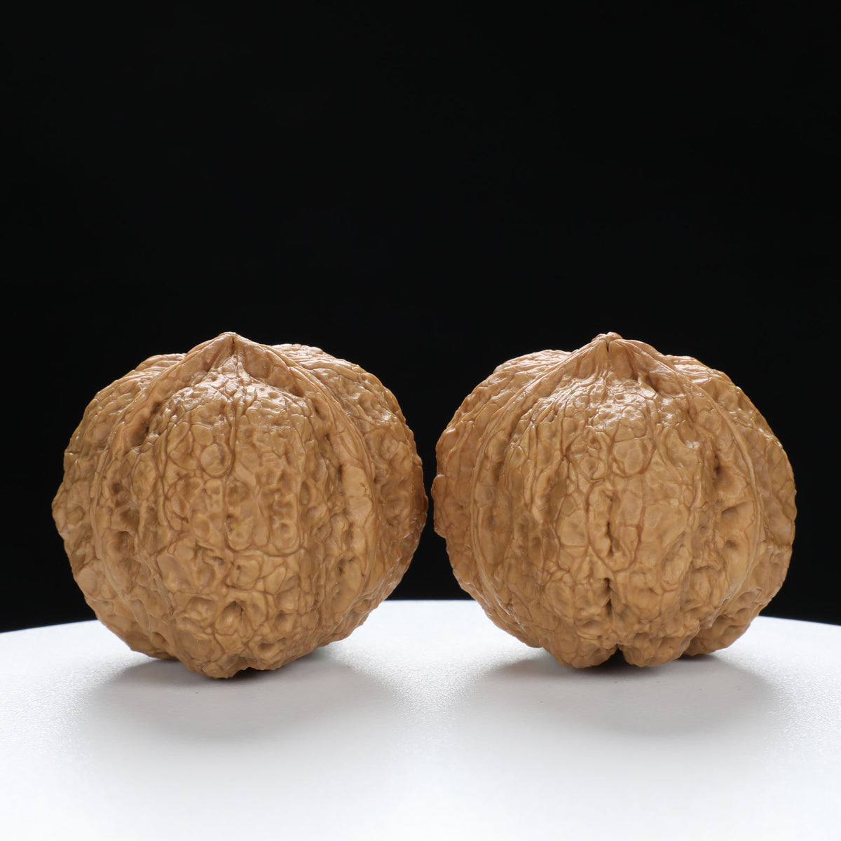 “Three-Ridged” Collector's Y-Form Onigiri Toad Head Triple-Ridge Wenwan Walnuts Pair | Size:38L*37W*35H | UPI:UR-00114