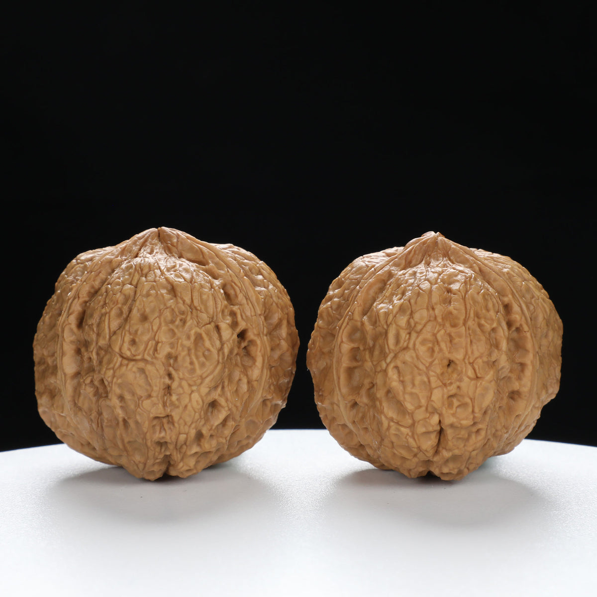 “Three-Ridged” Collector's Y-Form Onigiri Toad Head Triple-Ridge Wenwan Walnuts Pair | Size:38L*37W*35H | UPI:UR-00114