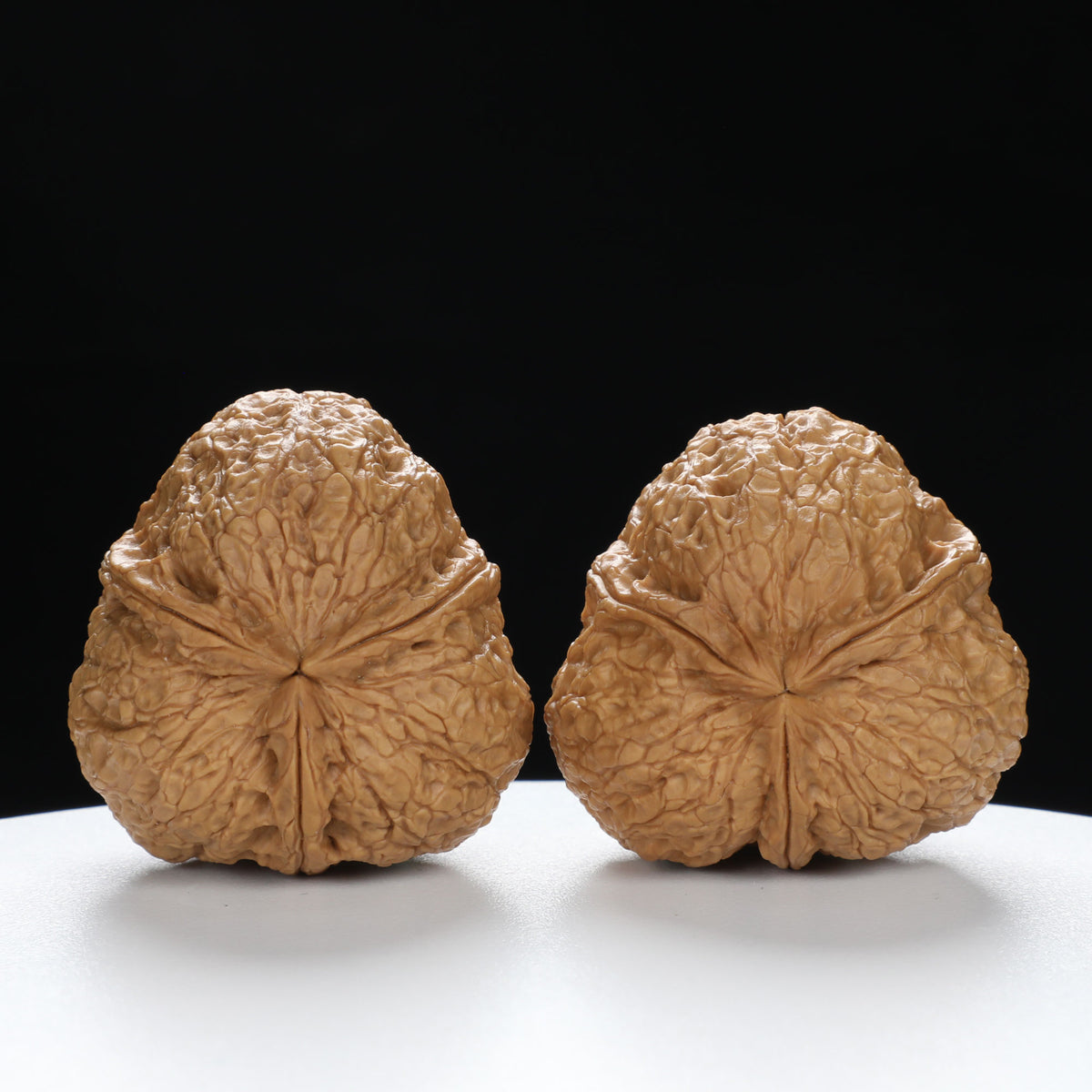 “Three-Ridged” Collector's Y-Form Onigiri Toad Head Triple-Ridge Wenwan Walnuts Pair | Size:38L*37W*35H | UPI:UR-00114
