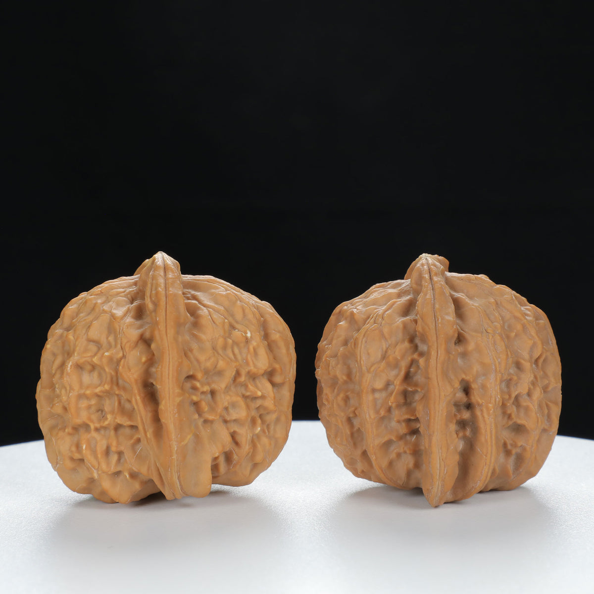 "White Lion's Head" Essential entry level Wenwan Walnuts Pair | Size:40L*38W*36H | UPI:UR-00123
