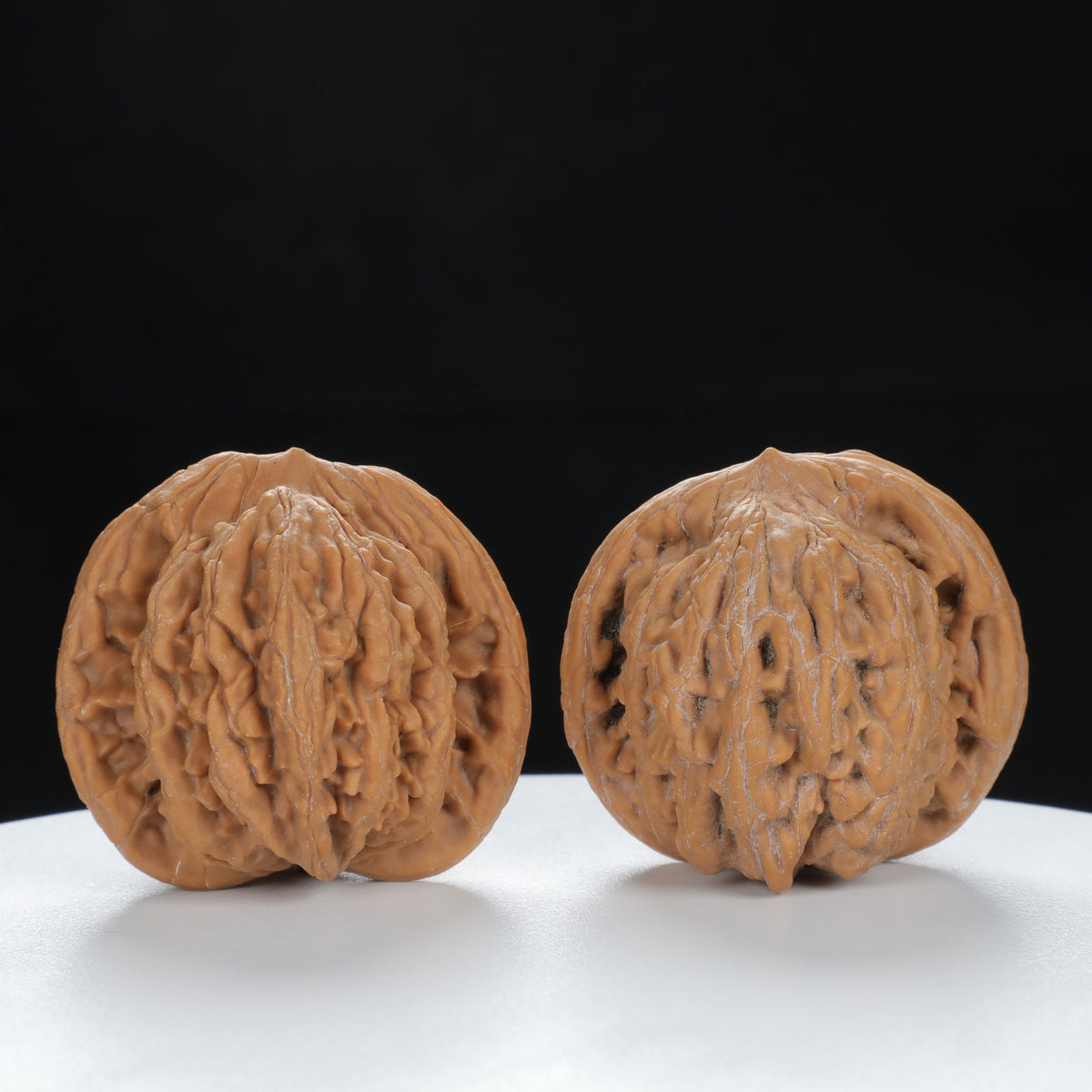 "Si Zuo Lou" Heritage entry level Wenwan Walnuts Pair | Size:41L*39W*38H | UPI:UR-00125