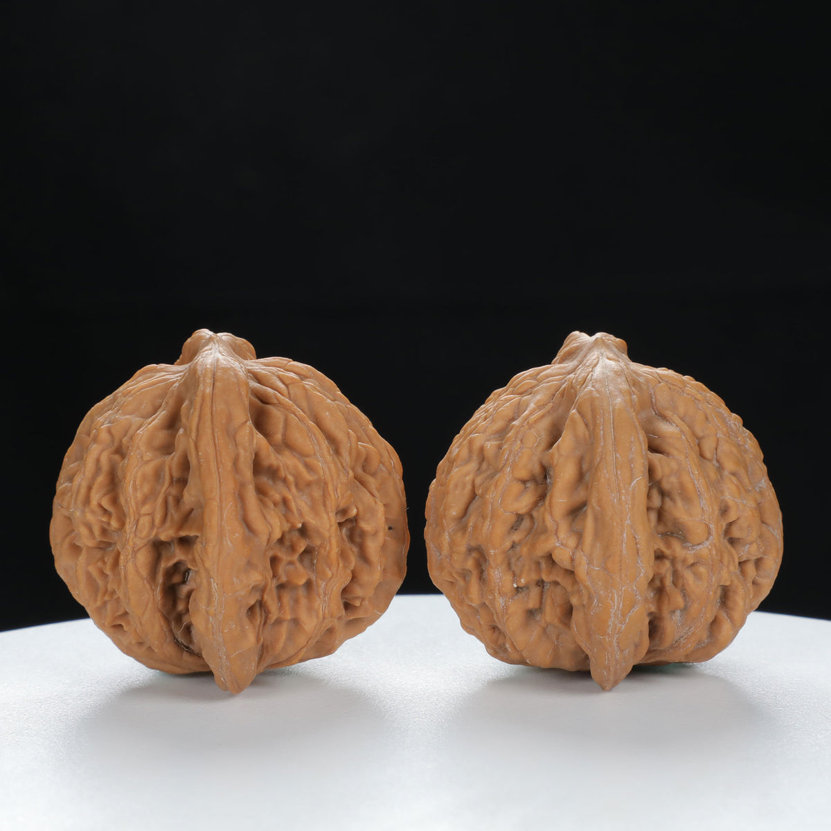 "Si Zuo Lou" Heritage entry level Wenwan Walnuts Pair | Size:41L*39W*38H | UPI:UR-00125