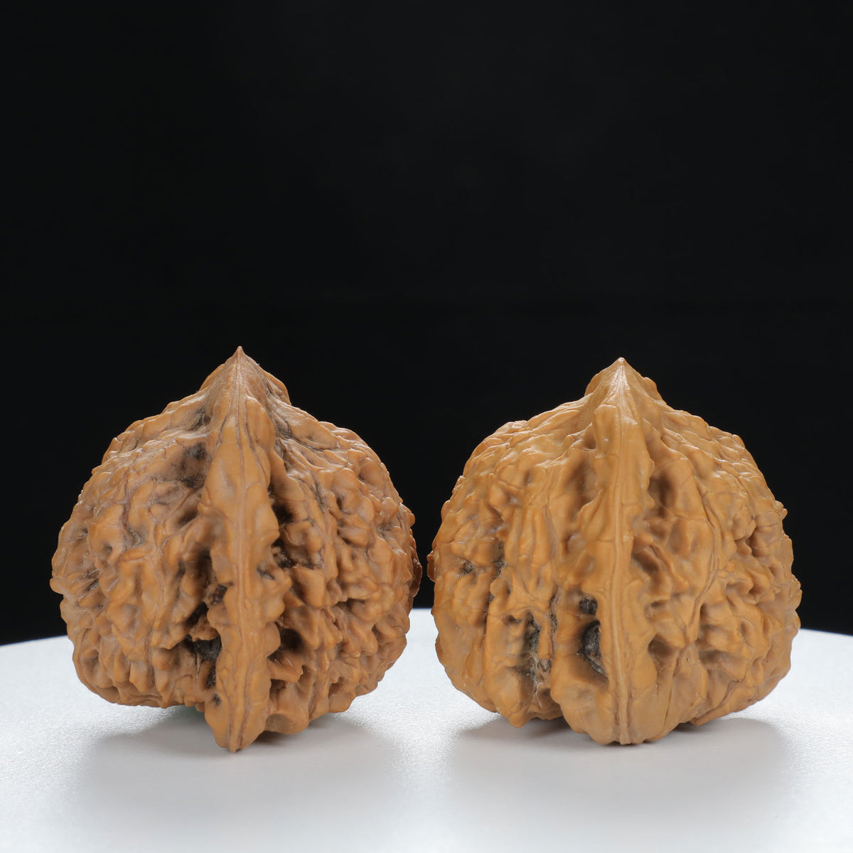 "Si Zuo Lou" Refined entry level Wenwan Walnuts Pair | Size:43L*38W*39H | UPI:UR-00128