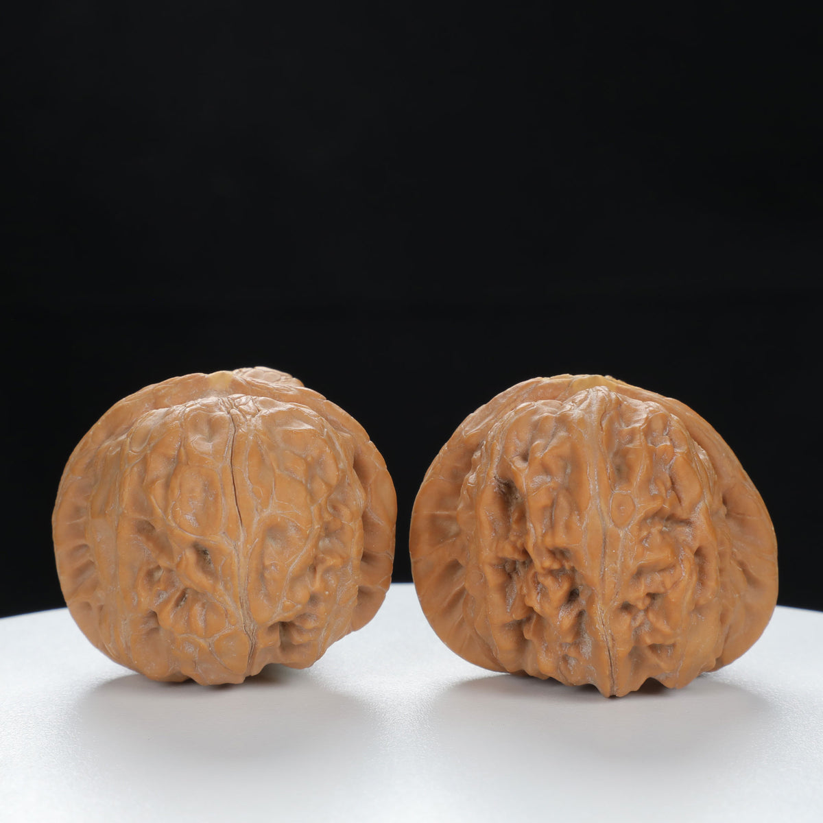 "Yuanbao" Authentic entry level Wenwan Walnuts Pair | Size:40L*44W*34H | UPI:UR-00130