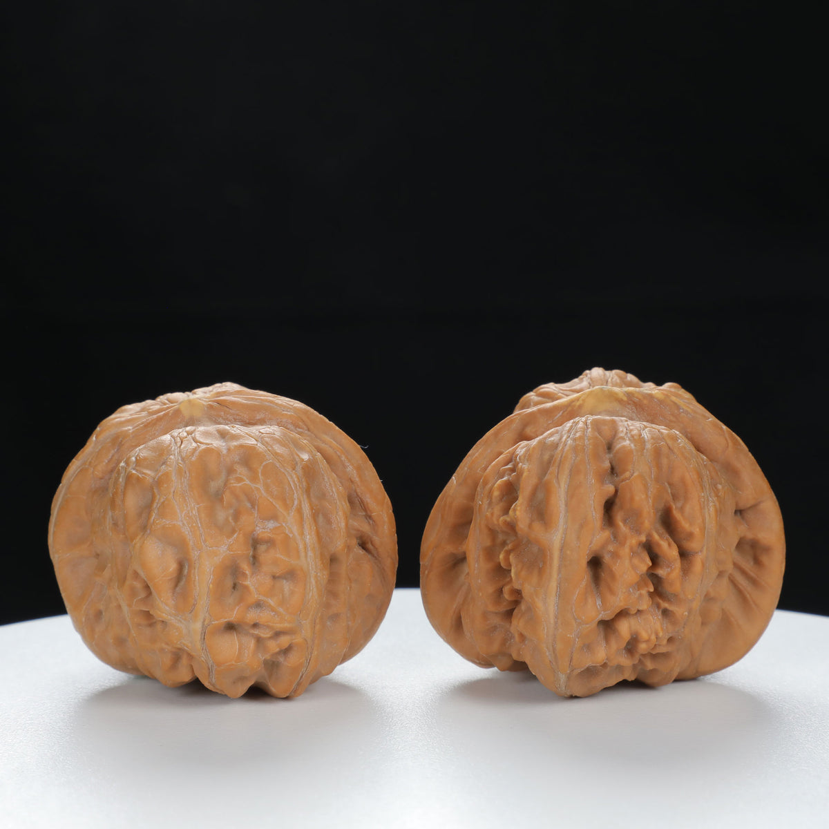 "Yuanbao" Authentic entry level Wenwan Walnuts Pair | Size:40L*44W*34H | UPI:UR-00130