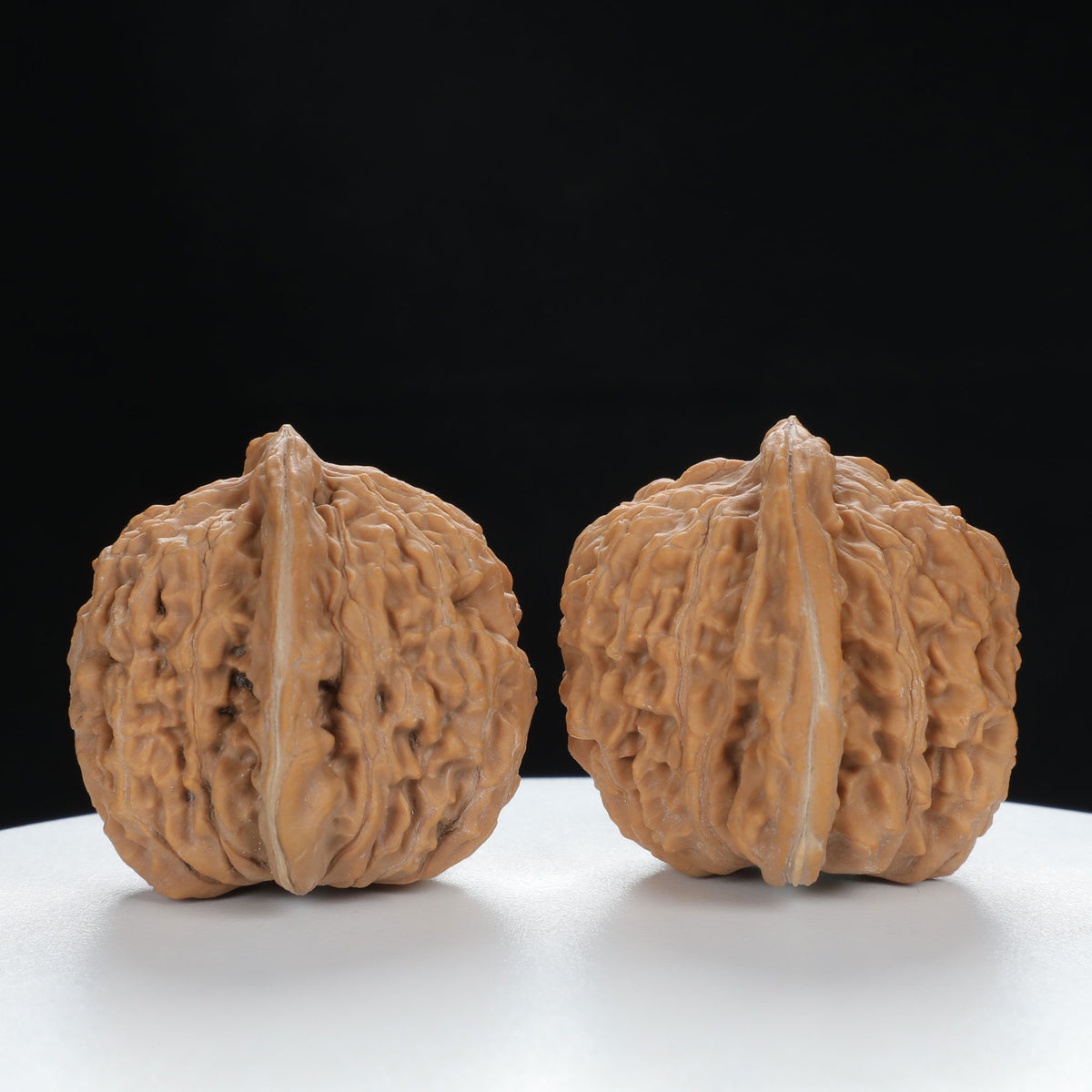 "Si Zuo Lou" Handpicked entry level Wenwan Walnuts Pair | Size:42L*40W*40H | UPI:UR-00134