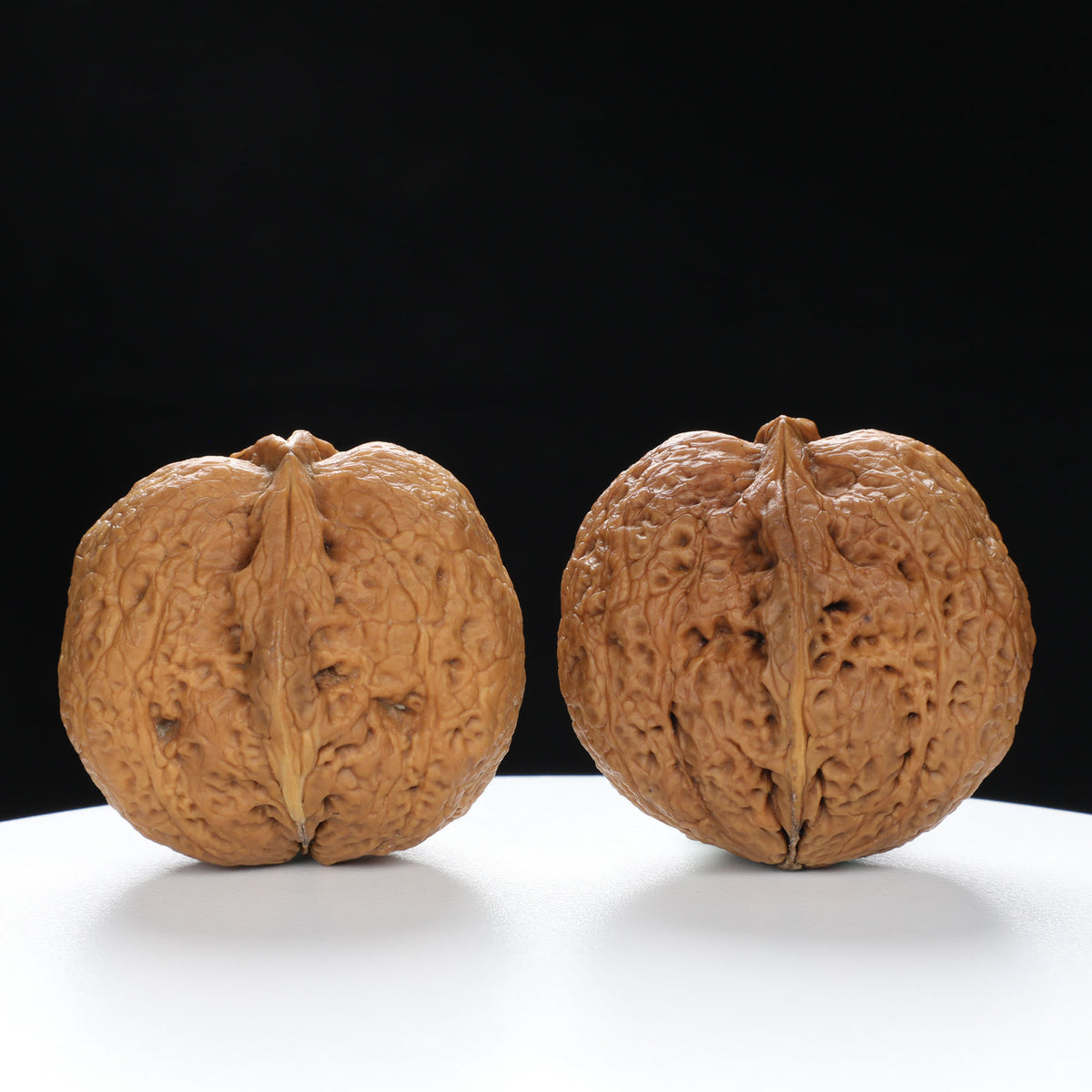 “Fortune Ingot” Flat Ingot Toad-Belly Yunnan Iron Wenwan Walnuts Pair | Size:32L*40W*38H | UPI:UR-00143