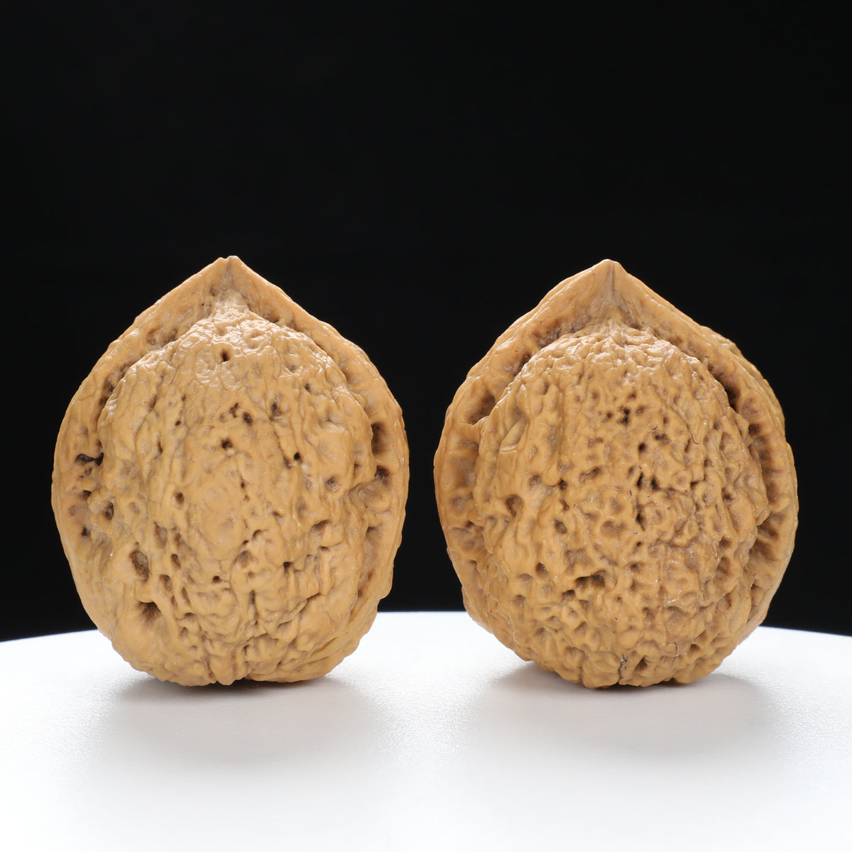 “Three-Ridged” Y-Shaped Totem Texture Natural Triple-Ridge Wenwan Walnuts Pair | Size:34L*39W*41H | UPI:UR-00144