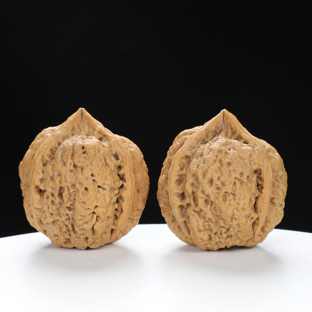 “Three-Ridged” Y-Shaped Totem Texture Natural Triple-Ridge Wenwan Walnuts Pair | Size:34L*39W*41H | UPI:UR-00144