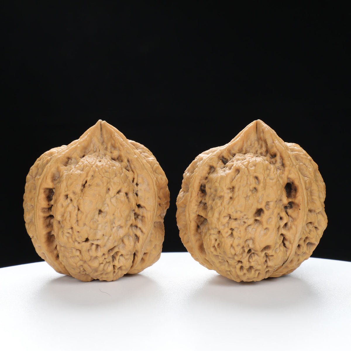 “Three-Ridged” Y-Shaped Totem Texture Natural Triple-Ridge Wenwan Walnuts Pair | Size:34L*39W*41H | UPI:UR-00144